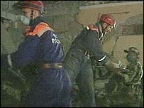 Pessoas trabalhando no resgate de vítimas