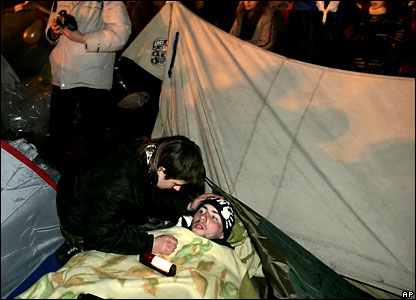 Repoter kantor berita Associated Press di lokasi unjukrasa mengatakan, sebagian demonstran dibekuk ditanah