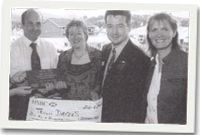 Teifi a Jenny Davies, Nigel Davies (HSBC Amaeth) ac Elin Rhys (Teledu Telesgôp)