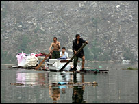 Người sống sót trèo thuyền trên hồ hình thành sau động đất