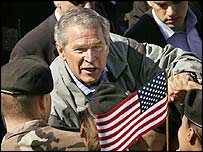 George Bush askerlerle