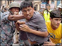 नेपाल में एक प्रदर्शनकारी