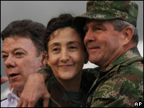 Montoya (à direita), com a ex-refém das Farc Ingrid Betancourt