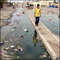 sujeira e esgoto a céu aberto em rua de Bagdá