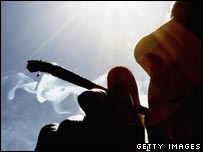 فردی در حال کشيدن حشيش