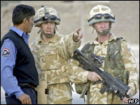 Soldados britânicos e policial iraquiano em Basra (foto arquivo)