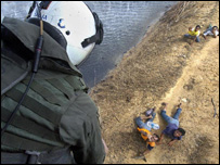 Aceh'te yardım atılan insanlar