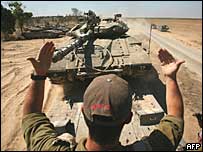 Tanque de Israel faz manobra na fronteira com Gaza