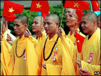 Các nhà sư ở Việt Nam đi mít tinh