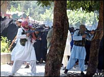 Lal Camii'nde önünde silahlı öğrenciler