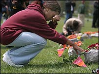 دانشجویی در محوطه دانشگاه می گرید