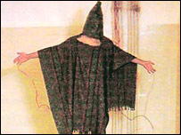 इराकी कैदी के साथ अमानवीय बर्ताव की फोटो