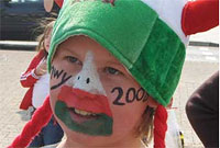 Merch yng ngorymdaith gyhoeddi Eisteddfod Sir Conwy