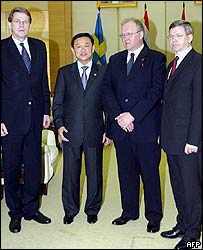 Finlandiya Başbakanı Matti Vanhanen, Tayland Başbakanı Thaksin Shinawatra, İsveç Başbakanı Goran Persson, Norveç Başbakanı Mane Bondevik 