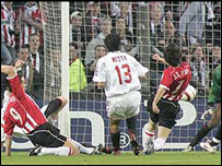 يکی از سه گل آيندهوون به آ.ث ميلان