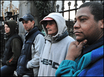 Brasileiros em frente à igreja de Gort. Foto: Adam Blenford 