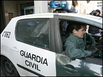 پلیس اسپانیا به همراه یکی از بازداشت شدگان