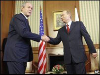 Bush e Putin se cumprimentam após reunião