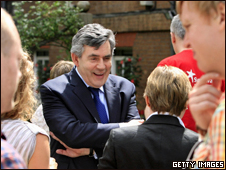 布朗在首相府花园接待客人。