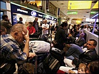 مسافران سرگردان در يکی از فرودگاه های لندن