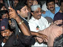 Ásif Alí Zardárí (v bílém) po propuštění