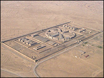 سرباز افغان در کنار زندان پلچرخی