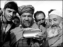 افغانها در حال گوش دادن به رادیو (عکس از آرشیو)