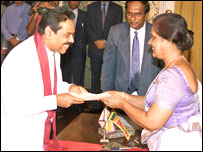 Devlet Başkanı Kumaratunga (solda), başbakanı görevlendiriyor