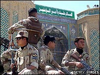 سربازان عراقی خارج از حرم امام علی در نجف