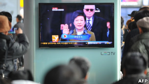 韓國首爾街頭民眾收看朴槿惠宣誓就任總統（25/2/2013）