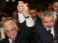 محمود عباس (چپ) و اسماعیل هنیه (راست)