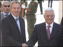 تونی بلر (چپ) و محمود عباس