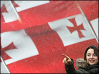 Gürcü bayrağı ve bir genç kız