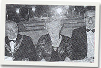 Maer Dinbych, y Cyng. Raymond Bartley a'r Faeres, Mrs Dorothy Bartley a'r Barnwr Michael Baker