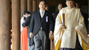 Bộ trưởng Giao thông Yuichiro Hata đến thăm đền Yasukuni