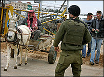 Palestino tenta passar por posto de controle israelense