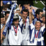 Jogadores gregos comemoram a conquista da Eurocopa em 2004
