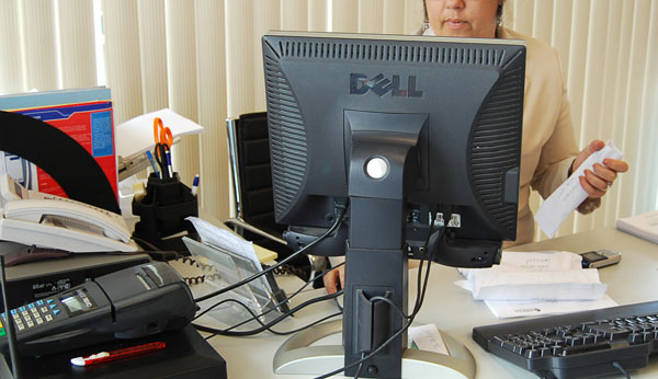 Funcionaria de la compañía telefónica cubana. (Foto: Raquel Pérez)