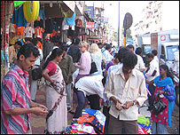 孟买市内到处都是摊点和小商小贩