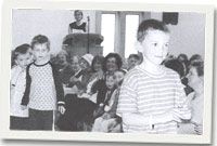 Plant yn modelu ar y 'catwalk'