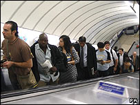 بسياری از مسافران برای اولين بار پس از انفجارها، که منجر به مرگ حداقل 49 نفر شده است، سوار اتوبوس و قطار می شوند