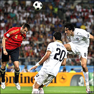 Cầu thủ Tây Ban Nha Carlos Marchena và Perrotta và Toni của Italy