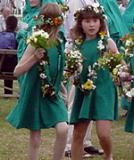 Merched y ddawns flodau yn mynd am y bws