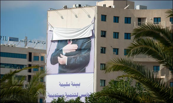 Kéo chân dung Tổng thống Ben Ali, người cũng từng nắm ngành an ninh khét tiếng của Tunesia, khỏi nơi công cộng