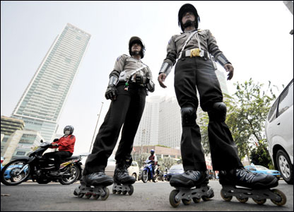 Cảnh sát trượt patin ở Jakarta