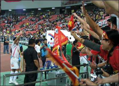 Các cầu thủ chạy tới gần nơi cổ động viên Việt Nam ngồi để cám ơn