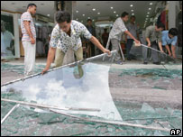 Moradores de Bali limpando estragos da explosão em Kuta, no sábado