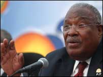 O presidente interino do Haiti, Gerard Latortue, falando em Guadalajara