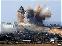 Explosão causada por ataque aéreo israelense no norte da Faixa de Gaza