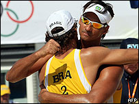 Ricardo (de frente) e Emanuel comemoram vitória na disputa pelo bronze em Pequim